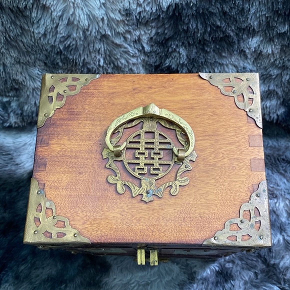 Vtg Oriental Wooden Jewelry Box Ornate Brass Carved Jade Inlaid w/ lock and key - Picture 3 of 16